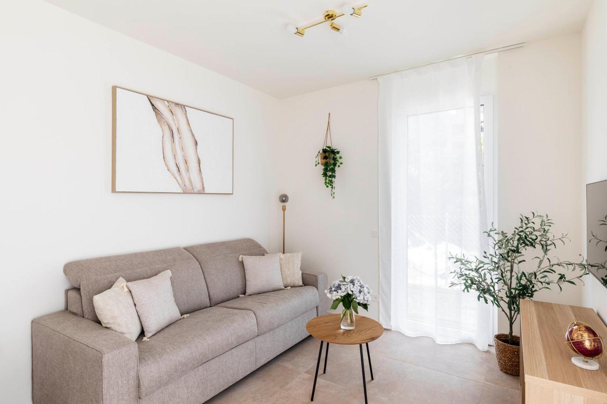 Regalia - Free Parking Apartment
